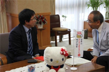 中国上海市、民営最大サイト新浪網、WEIBO 徐静波BLOG、大分県知事と知事室で対談大分観光地 日本一のおんせん県、ハーモニーランド、キティちゃんを紹介